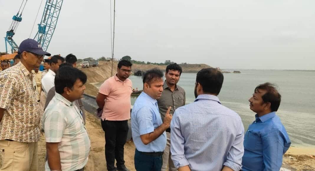 भागलपुर डीएम ने तटबंध निर्माण कार्य का लिया जायजा