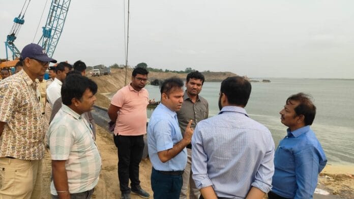 भागलपुर डीएम ने तटबंध निर्माण कार्य का लिया जायजा