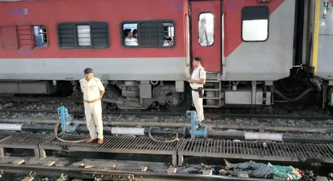 भागलपुर में रेलवे ट्रैक किनारे मिली सिर कटी लाश