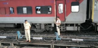 Bhagalpur News: भागलपुर में रेलवे ट्रैक किनारे मिली सिर कटी लाश, मौत पर गहराया रहस्य भागलपुर में रेलवे ट्रैक किनारे मिली सिर कटी लाश