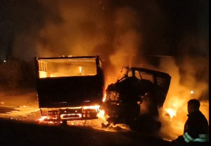 भागलपुर में वाहनों की भीषण टक्कर में लगी आग