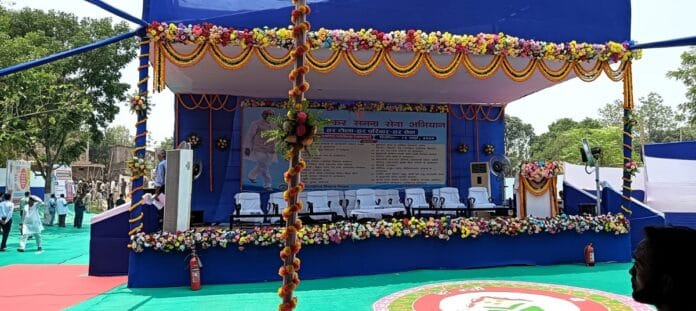 मुखेरिया में कार्यक्रम स्थल का सूना पड़ा मंच