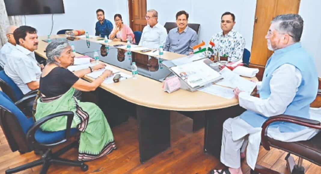 राजभवन में बिहार आइ बैंक ट्रस्ट की समीक्षा बैठक