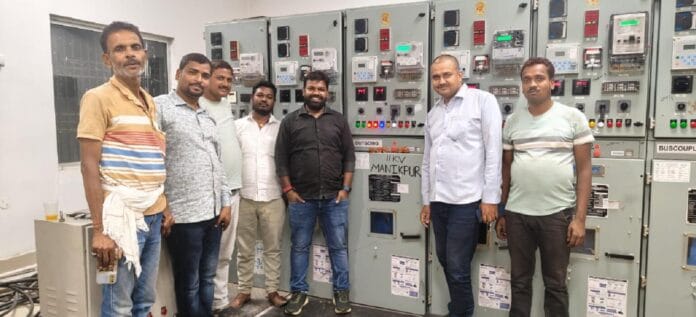 सहायक अभियंता और उनकी टीम