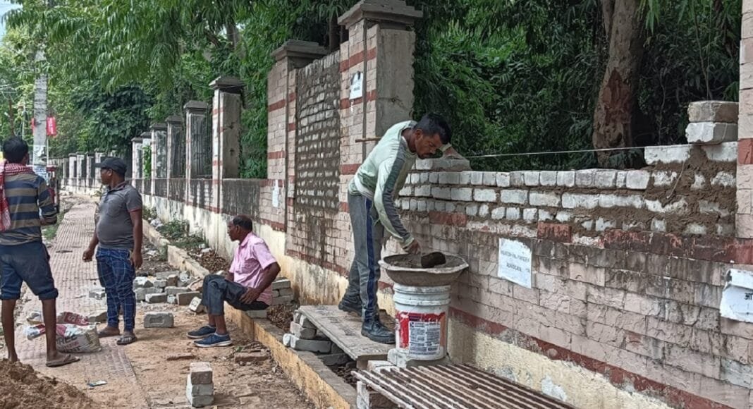 भागलपुर में सैंडिस कंपाउंड की दुरुस्त होने लगी सुरक्षा दीवार