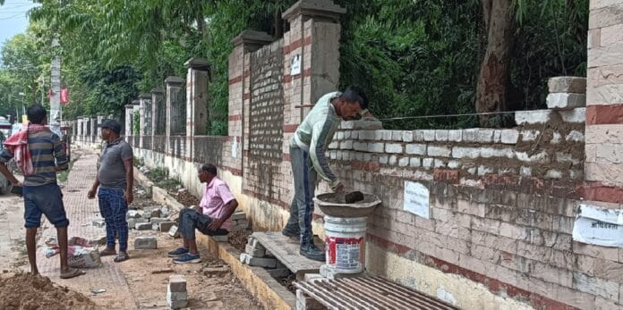 भागलपुर में सैंडिस कंपाउंड की दुरुस्त होने लगी सुरक्षा दीवार