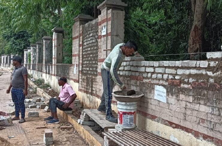 भागलपुर में सैंडिस कंपाउंड की दुरुस्त होने लगी सुरक्षा दीवार