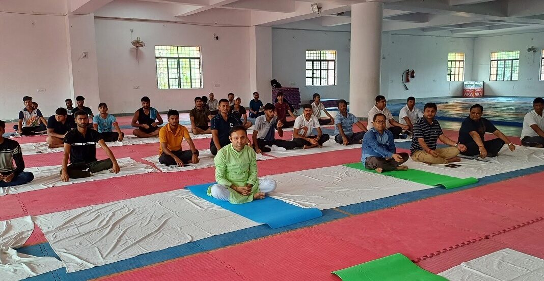 योगाभ्यास में शामिल हुए डीएम
