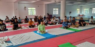 योगाभ्यास में शामिल हुए डीएम