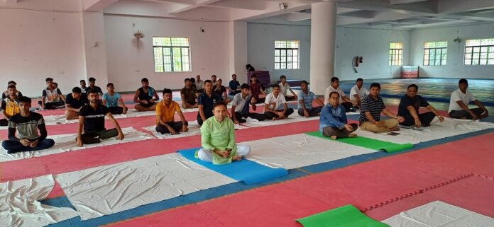 योगाभ्यास में शामिल हुए डीएम