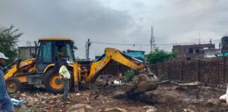 रेलवे ट्रैक पर अतिक्रमण हटाने की बड़ी कार्रवाई