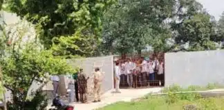 Bihar School: यूनिफॉर्म नहीं पहना तो परीक्षा से बाहर, छात्रों ने घेरा स्कूल यूनिफॉर्म नहीं पहना तो परीक्षा से बाहर