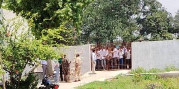 यूनिफॉर्म नहीं पहना तो परीक्षा से बाहर