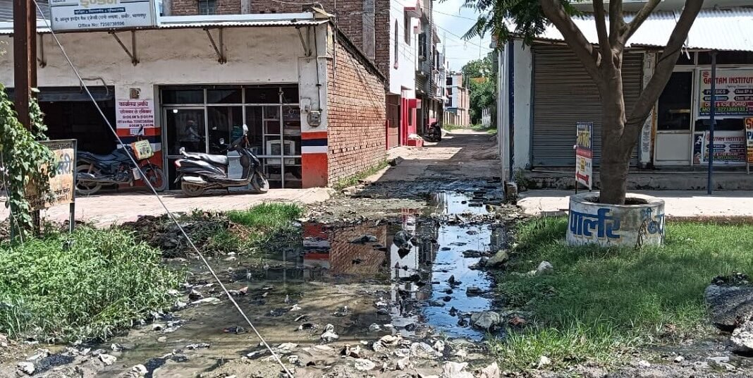 एनएच 80 पर यमुना बिहार कॉलोनी के मुहाने पर जलजमाव व कीचड़.