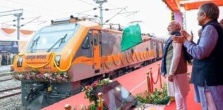 केसरिया वंदे भारत को पीएम मोदी ने दिखाई हरी झंडी