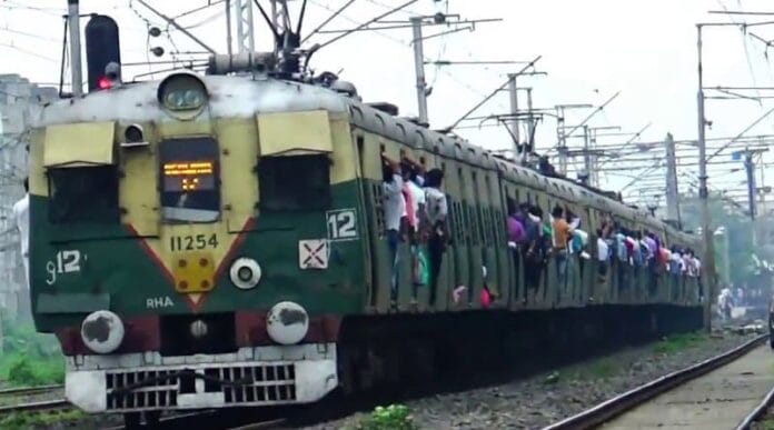 दीवाली-छठ के मौके पर रेलवे और बस यातायात में भीड़