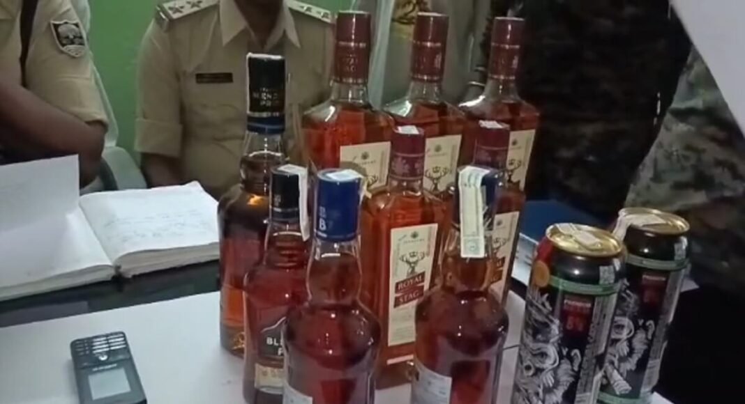 धान के बोरे में छिपाकर ला रहे थे शराब
