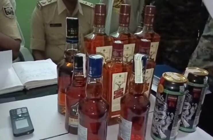 धान के बोरे में छिपाकर ला रहे थे शराब