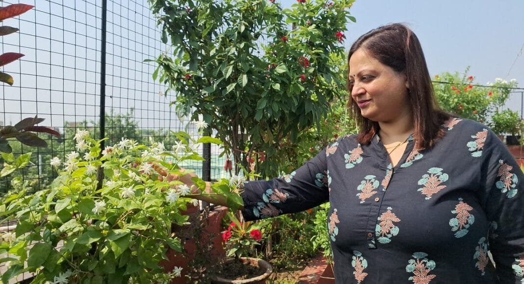 पूनम पांडेय की छत बनी फूलों का संसार