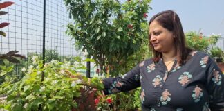 पूनम पांडेय की छत बनी फूलों का संसार