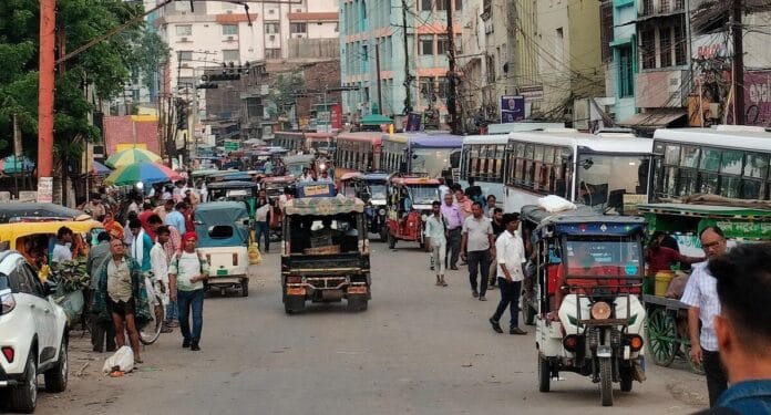 लोहिया पुल-स्टेशन चौक के बीच तीसरा अवैध स्टैंड खुला