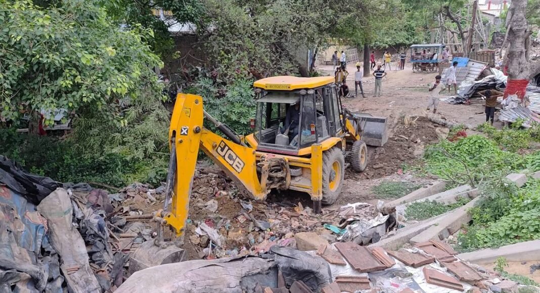 भागलपुर में बुलडोजर की चाल थमी