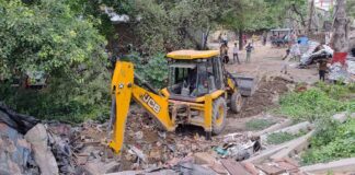 Bihar News: भागलपुर में बुलडोजर की चाल थमी, बेघर होने के डर से महिलाएं हुईं भावुक भागलपुर में बुलडोजर की चाल थमी