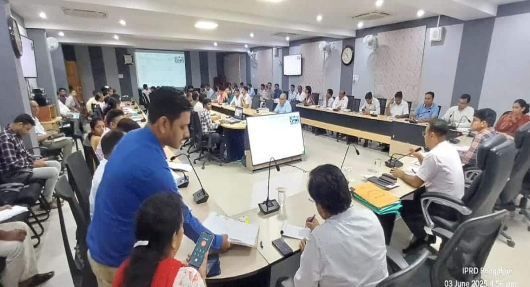 लंबित कार्यों को लेकर बैठक
