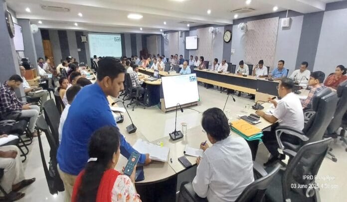 लंबित कार्यों को लेकर बैठक