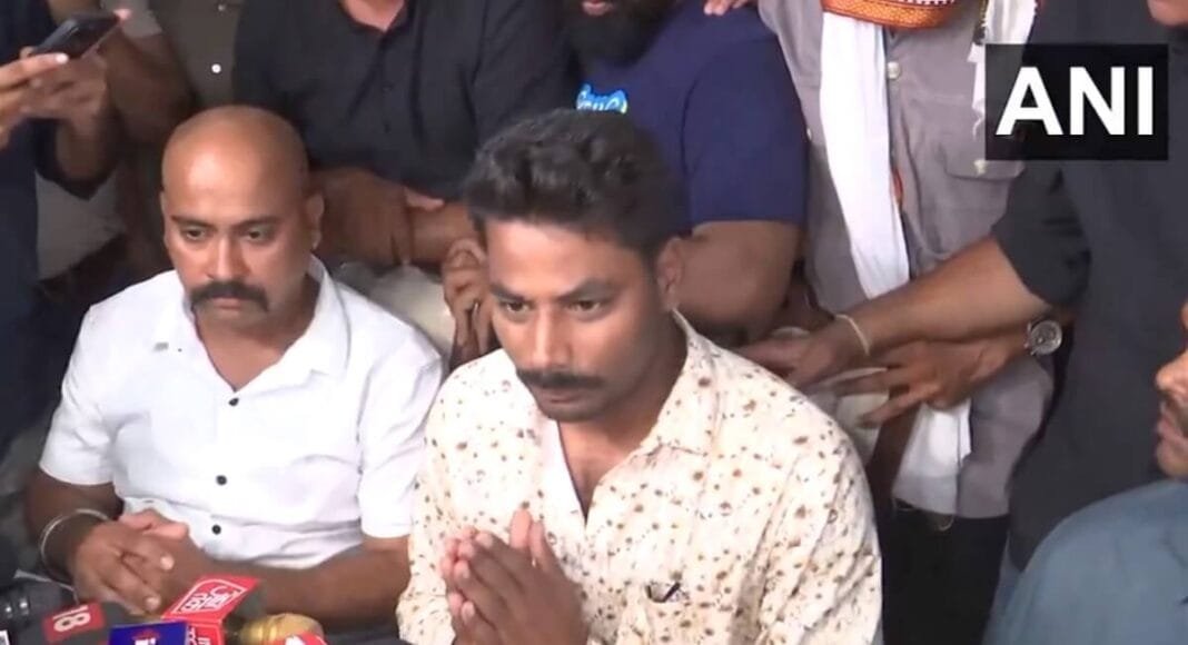 सोनम का भाई राजा की मां के पैरों पर गिरा