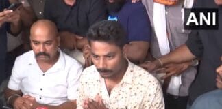 सोनम का भाई राजा की मां के पैरों पर गिरा