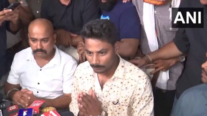 सोनम का भाई राजा की मां के पैरों पर गिरा