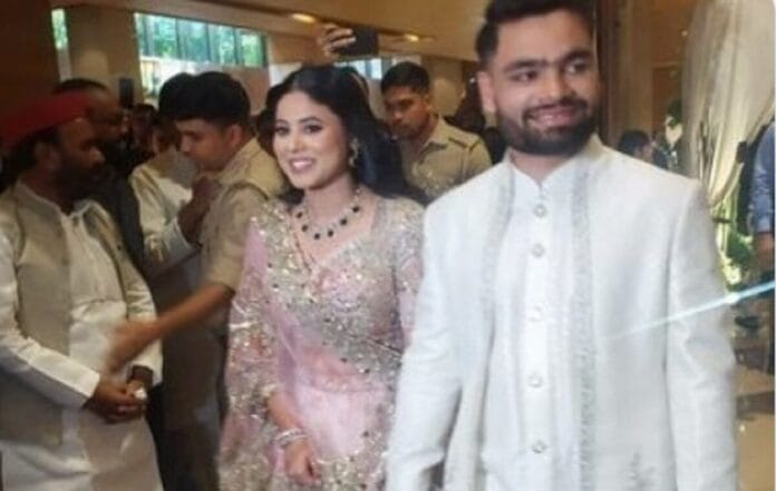 हाथ थामे नजर आए कपल