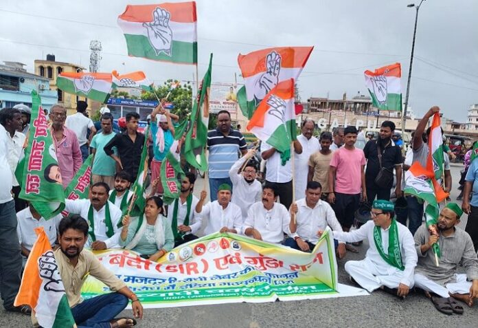 सड़क पर उतरे मजदूर, ट्रैक पर बैठी भीड़