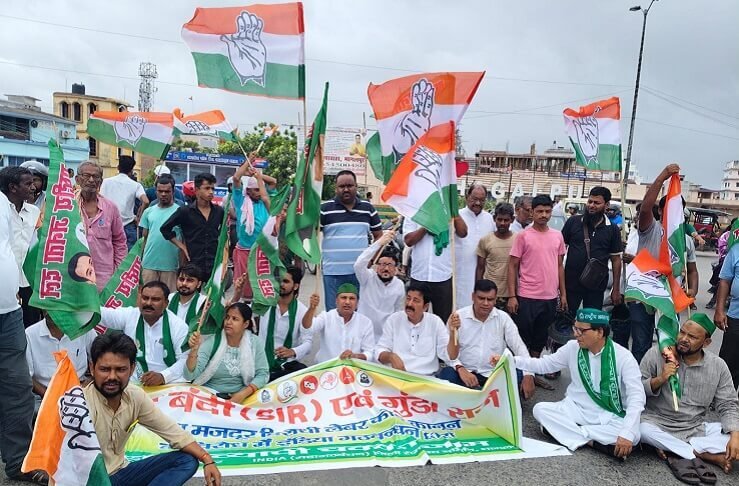 सड़क पर उतरे मजदूर, ट्रैक पर बैठी भीड़