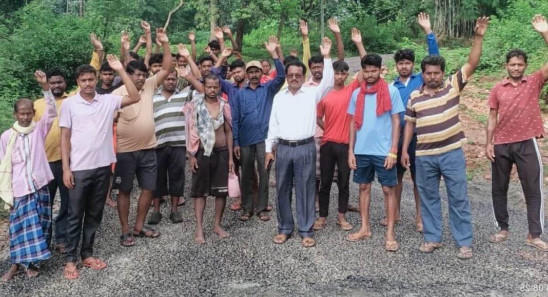 नक्सली इलाके में आधी रात सड़क बनती देख भड़के ग्रामीण