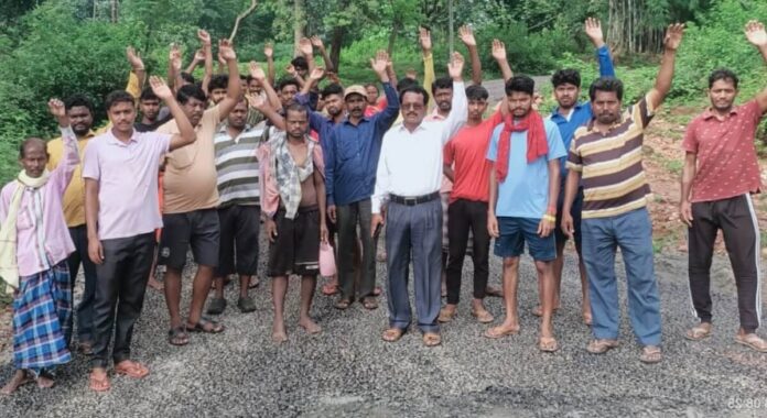 नक्सली इलाके में आधी रात सड़क बनती देख भड़के ग्रामीण