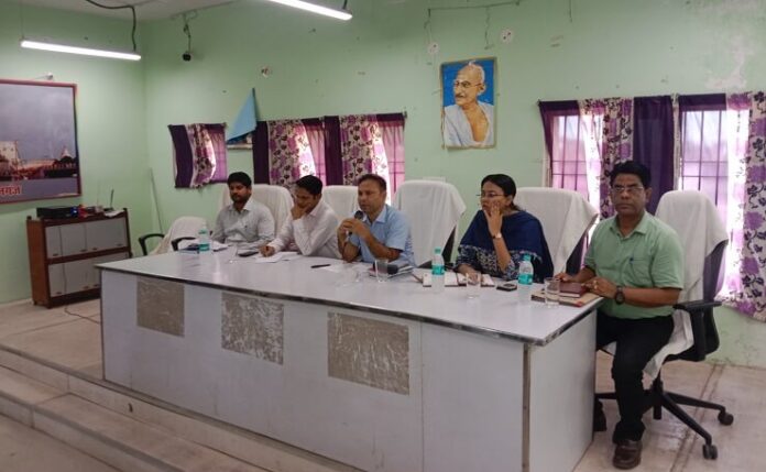 बीएलओ सुपरवाइजरों के साथ DM की बैठक