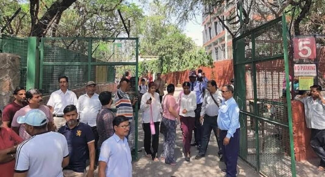 सुबह-सुबह बम की धमकी से कांपी दिल्ली