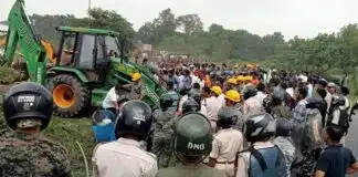 धनबाद के बलियापुर में बवाल; अधिग्रहण भूमि से अतिक्रमण हटाने पर ग्रामीणों ने किया विरोध धनबाद के बलियापुर में बवाल
