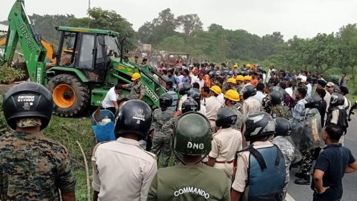 धनबाद के बलियापुर में बवाल