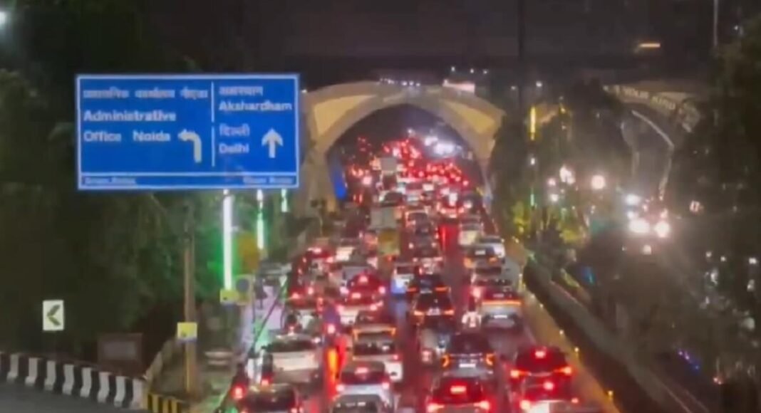 दिल्ली-NCR में बारिश ने बिगाड़ी रफ्तार