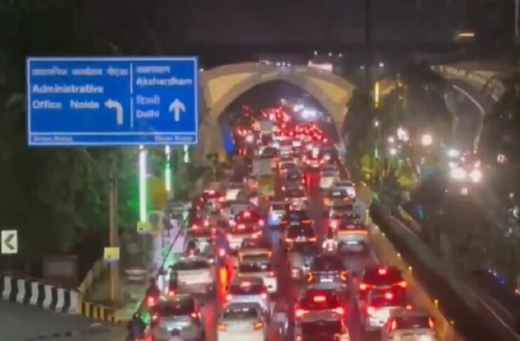 दिल्ली-NCR में बारिश ने बिगाड़ी रफ्तार