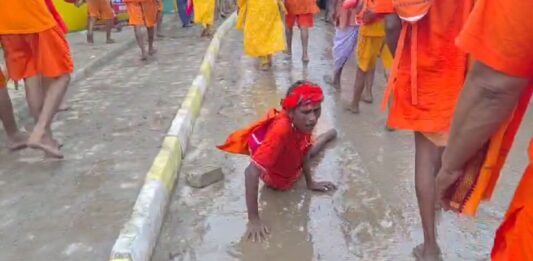 हथेलियों से रेंगते हुए निकला भोले का भक्त