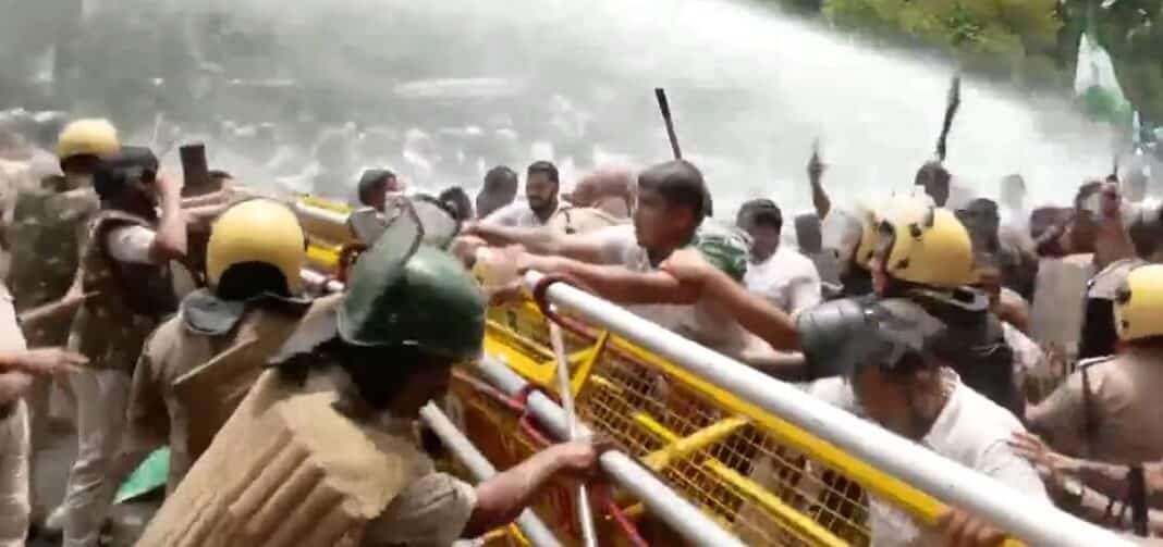 ओडिशा विधानसभा के बाहर हंगामा