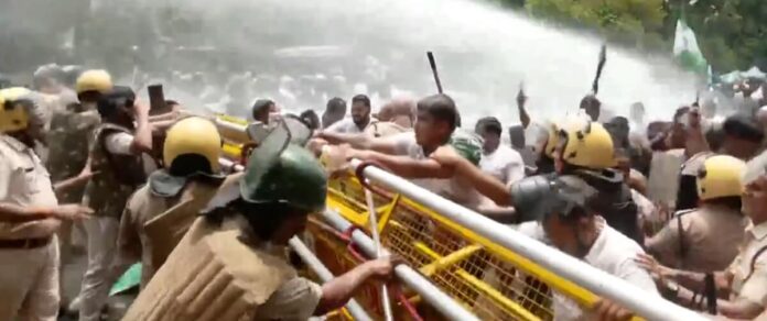 ओडिशा विधानसभा के बाहर हंगामा