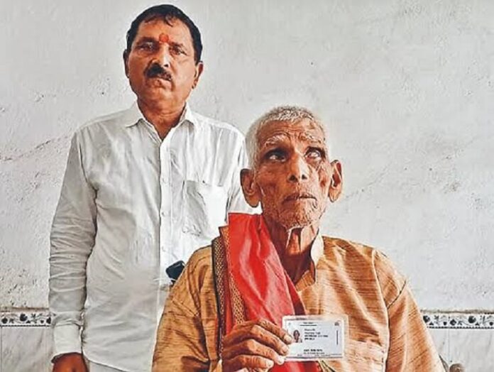 मरा हुआ बूढ़ा पेंशन लेने पहुंचा बैंक