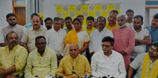 प्रेसवार्ता करते आरसीपी सिंह