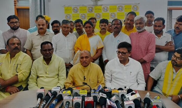 प्रेसवार्ता करते आरसीपी सिंह