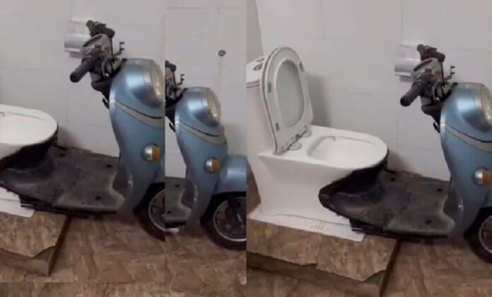 स्कूटी को बना दिया टॉयलेट सीट